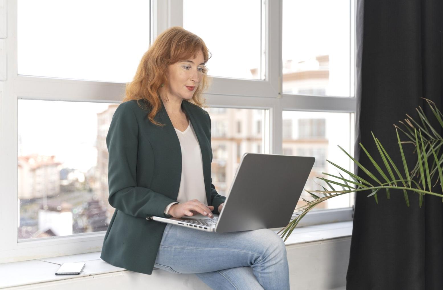 Teilnehmer bei der Arbeit mit Finanzanalysen